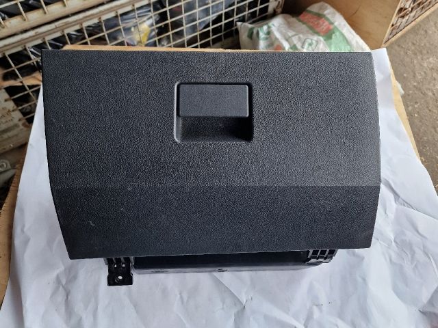 bontott FORD FIESTA V Kesztyűtartó Ajtó