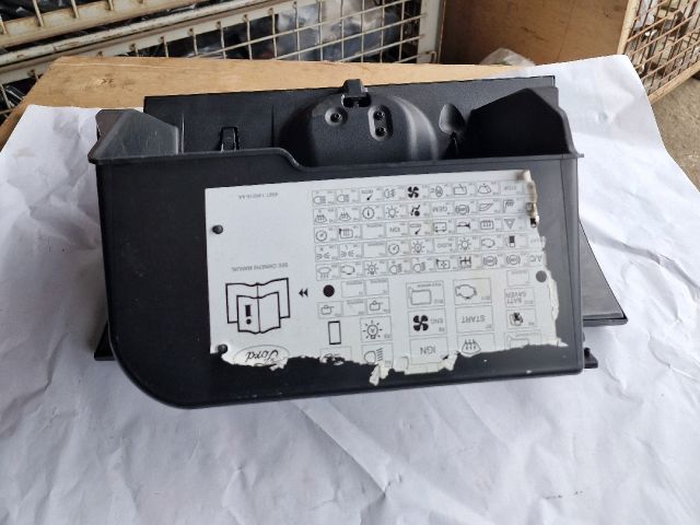 bontott FORD FIESTA V Kesztyűtartó Ajtó