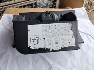 bontott FORD FIESTA V Kesztyűtartó Ajtó