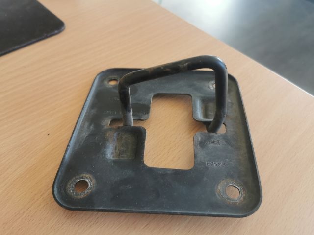 bontott FORD FIESTA V Motorháztető Zár Tartó Konzol