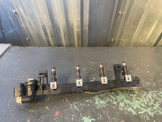 bontott FORD FIESTA VI Porlasztó Sor / Híd