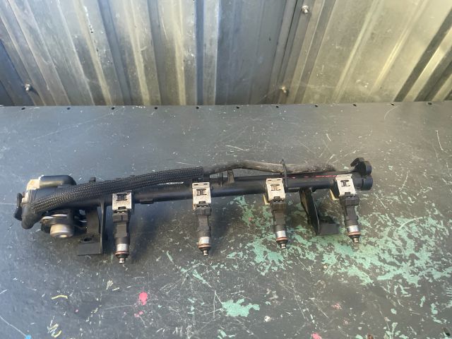 bontott FORD FIESTA VI Porlasztó Sor / Híd