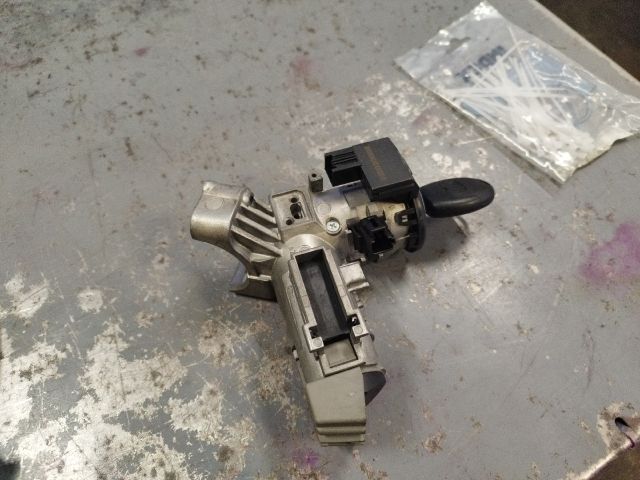 bontott FORD FIESTA VI Gyújtáskapcsoló Házzal