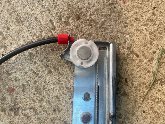 bontott FORD FIESTA VI Bal hátsó Ablakemelő Szerkezet (Elektromos)