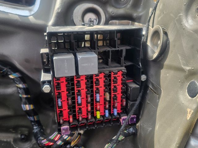 bontott FORD FIESTA VI Biztosítéktábla Utastér