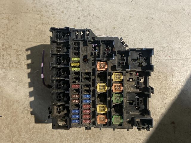 bontott FORD FIESTA VI Biztosítéktábla Utastér