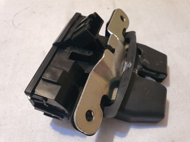 bontott FORD FIESTA VI Csomagtérajtó Zárszerkezet