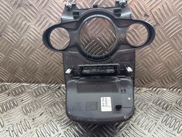 bontott FORD FIESTA VI Első Hamutartó