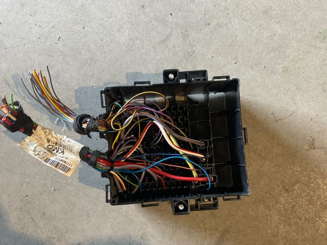 bontott FORD FIESTA VII Biztosítéktábla Motortér