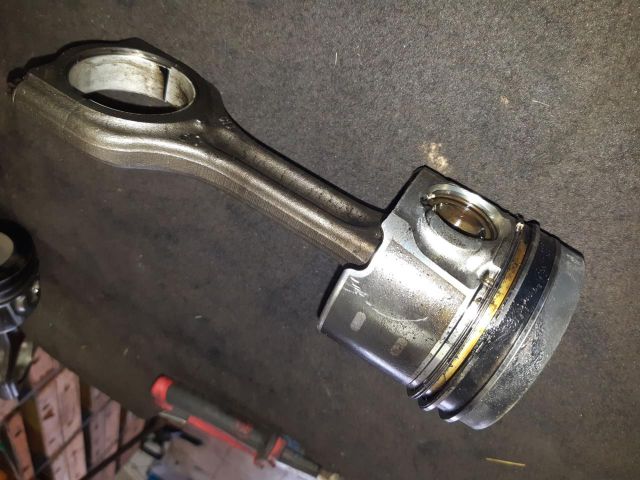 bontott FORD FIESTA VII Dugattyú és Hajtókar