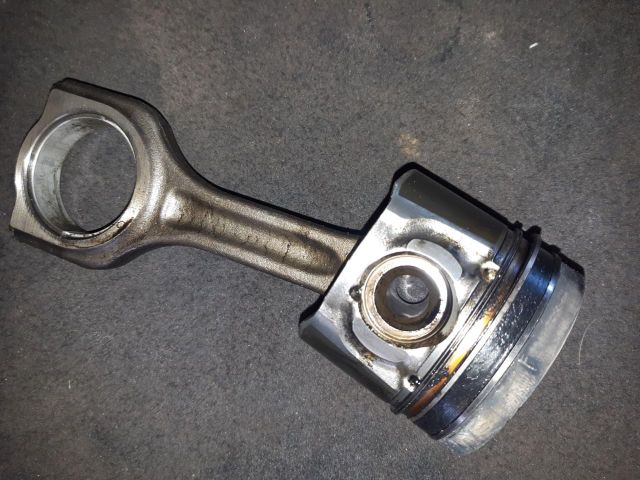 bontott FORD FIESTA VII Dugattyú és Hajtókar