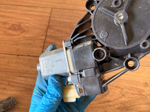 bontott FORD FIESTA VII Bal első Ablakemelő Motor