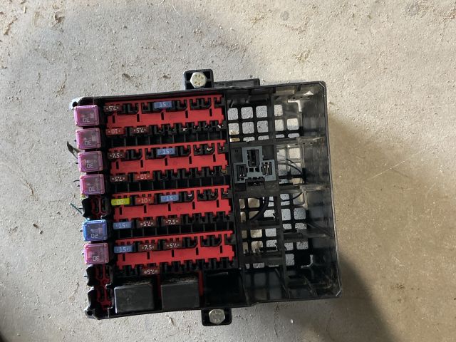 bontott FORD FIESTA VII Biztosítéktábla Utastér