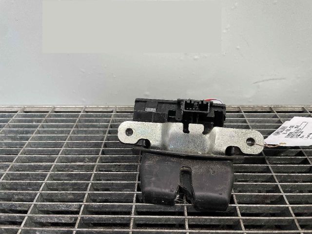 bontott FORD FIESTA VII Csomagtérajtó Ütköző