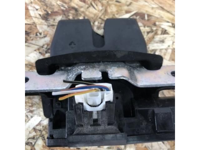 bontott FORD FIESTA VII Csomagtérajtó Ütköző