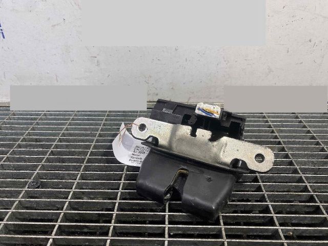 bontott FORD FIESTA VII Csomagtérajtó Ütköző