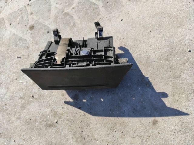 bontott FORD FIESTA VII Első Hamutartó