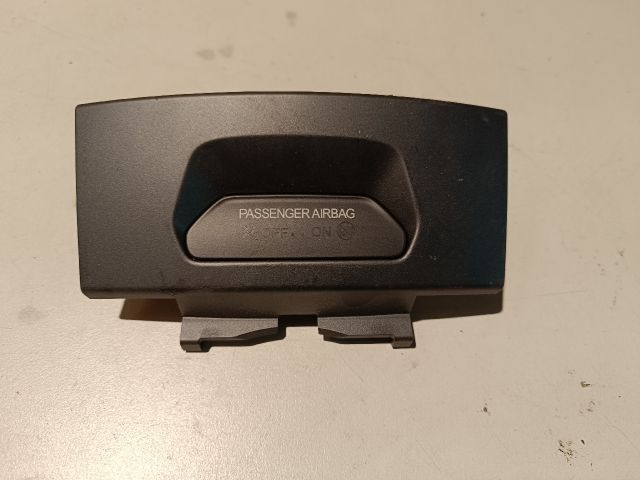 bontott FORD FIESTA VII Első Tároló Rekesz Fedél