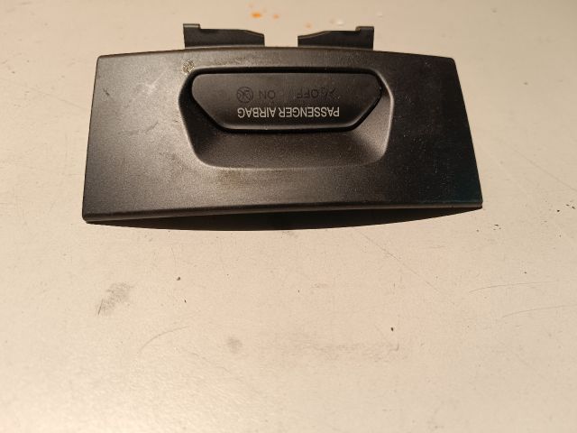 bontott FORD FIESTA VII Első Tároló Rekesz Fedél