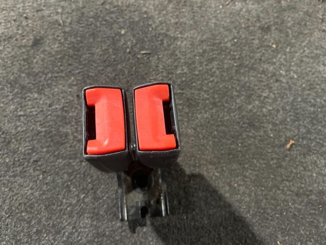 bontott FORD FIESTA VII Hátsó középső Biztonsági Öv Csat