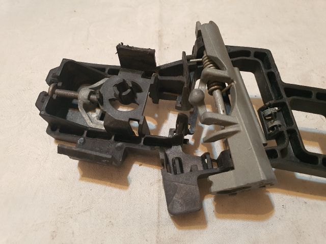 bontott FORD FIESTA VII Jobb hátsó Külső Kilincsfészek