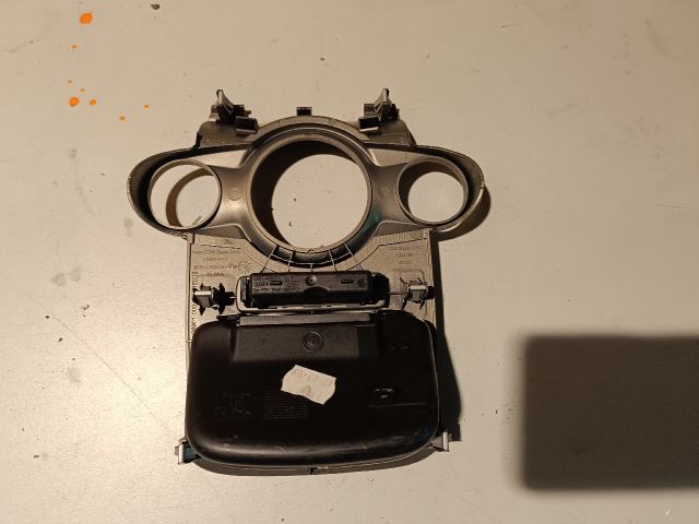 bontott FORD FIESTA VII Középkonzol Keret