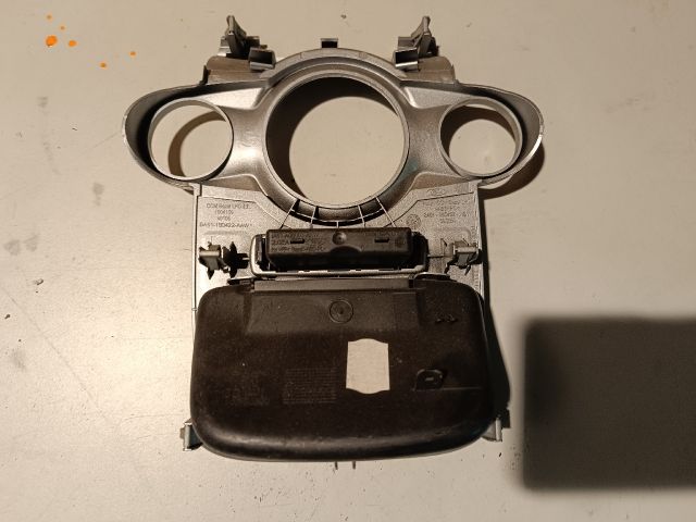 bontott FORD FIESTA VII Középkonzol Keret