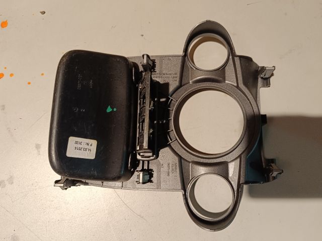 bontott FORD FIESTA VII Középkonzol Keret