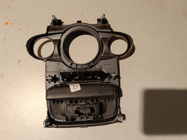 bontott FORD FIESTA VII Középkonzol Keret