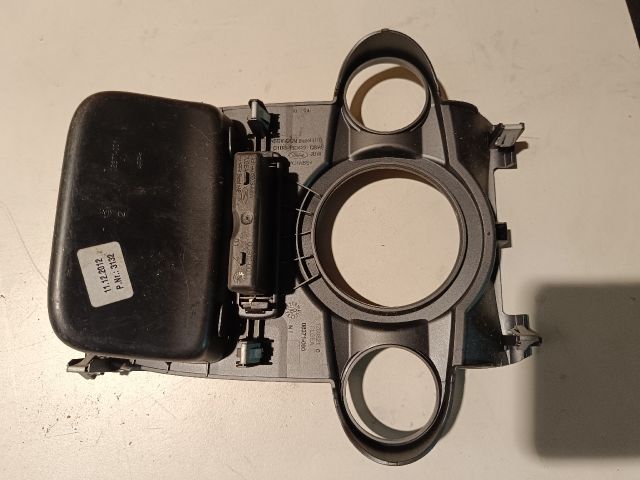 bontott FORD FIESTA VII Középkonzol Keret