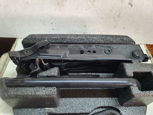 bontott FORD FIESTA VII Pótkerék Szerszámtartó