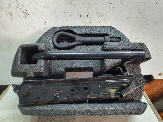 bontott FORD FIESTA VII Pótkerék Szerszámtartó