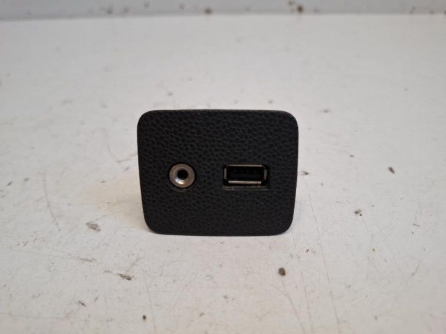 bontott FORD FIESTA VII USB Aljzat