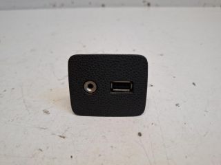 bontott FORD FIESTA VII USB Aljzat