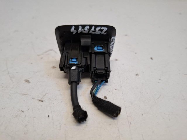 bontott FORD FIESTA VII USB Aljzat