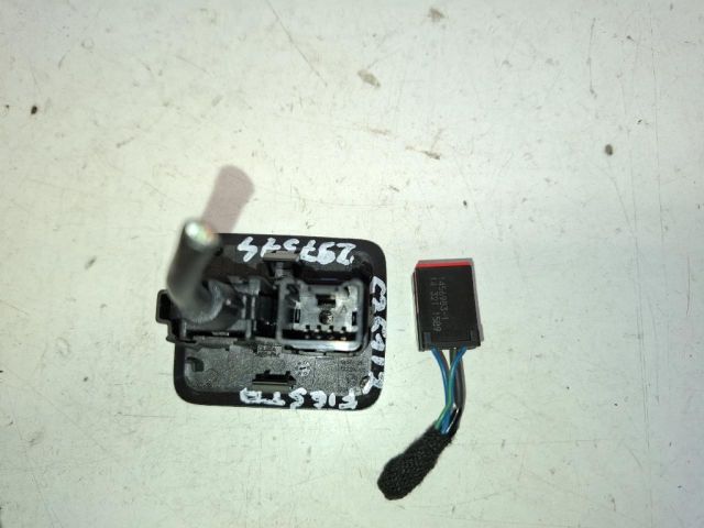 bontott FORD FIESTA VII USB Aljzat