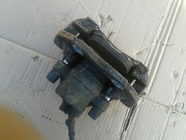 bontott FORD FOCUS C-MAX I Bal első Féknyereg Munkahengerrel