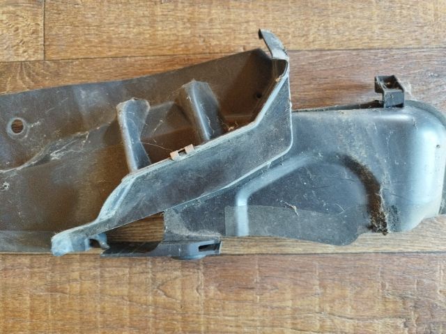 bontott FORD FOCUS C-MAX I Bal Sárvédő Csavar Burkolat