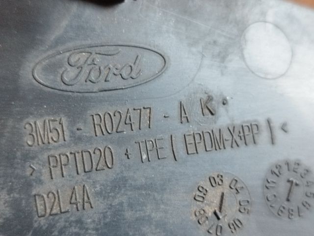 bontott FORD FOCUS C-MAX I Bal Sárvédő Csavar Burkolat