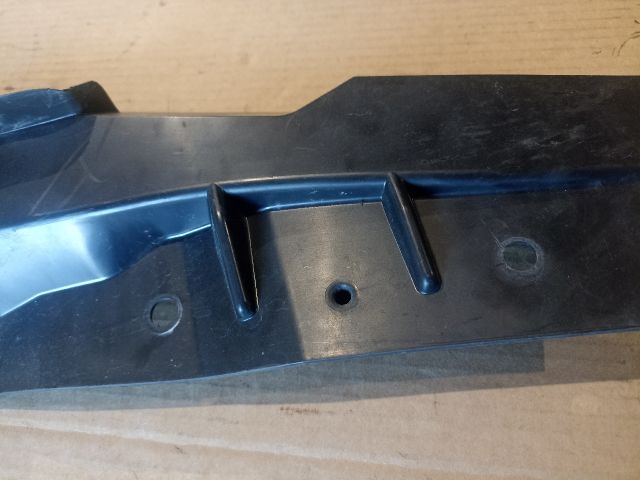 bontott FORD FOCUS C-MAX I Bal Sárvédő Csavar Burkolat