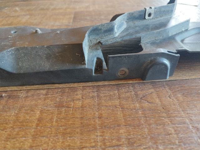 bontott FORD FOCUS C-MAX I Bal Sárvédő Csavar Burkolat