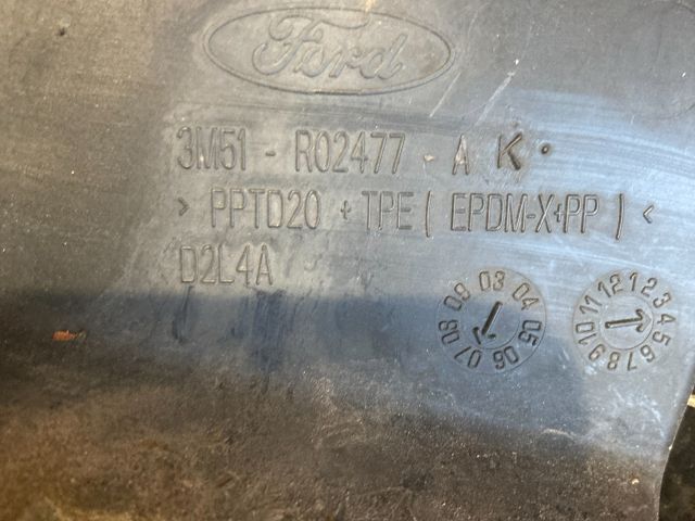 bontott FORD FOCUS C-MAX I Bal Sárvédő Csavar Burkolat