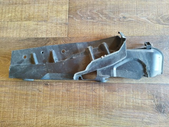 bontott FORD FOCUS C-MAX I Bal Sárvédő Csavar Burkolat