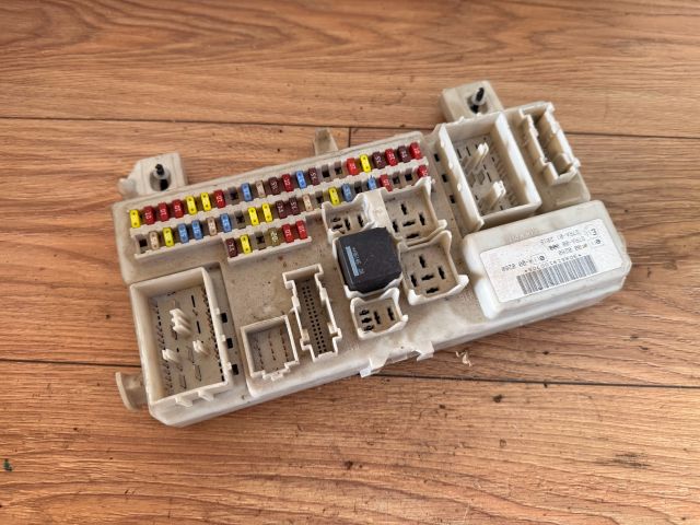 bontott FORD FOCUS C-MAX I Biztosítéktábla Csomagtér