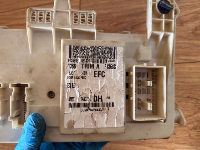 bontott FORD FOCUS C-MAX I Biztosítéktábla Csomagtér