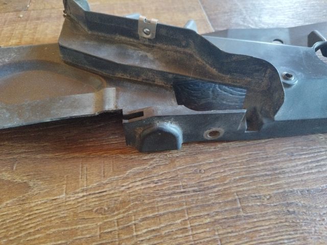 bontott FORD FOCUS C-MAX I Jobb Sárvédő Csavar Burkolat