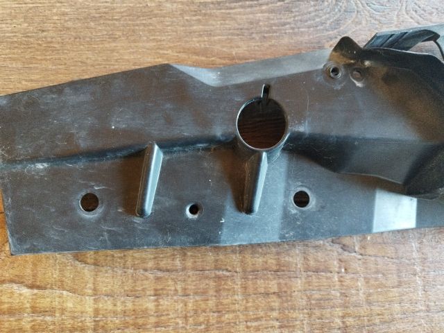 bontott FORD FOCUS C-MAX I Jobb Sárvédő Csavar Burkolat