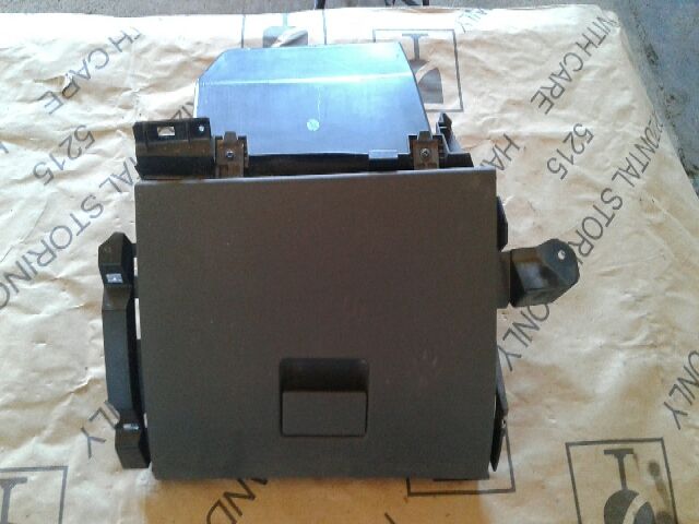 bontott FORD FOCUS C-MAX I Kesztyűtartó