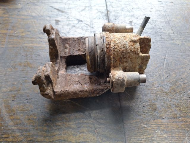 bontott FORD FOCUS I Bal első Féknyereg Munkahengerrel