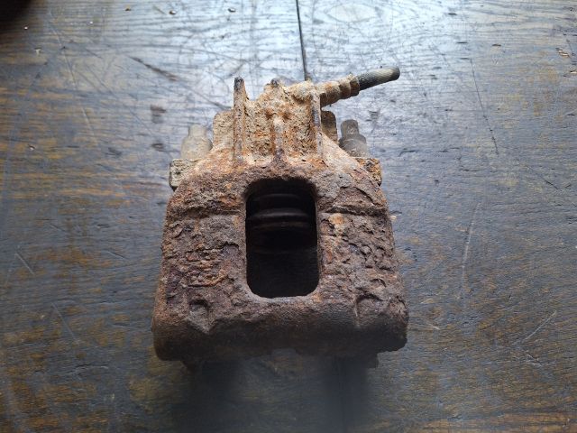 bontott FORD FOCUS I Bal első Féknyereg Munkahengerrel